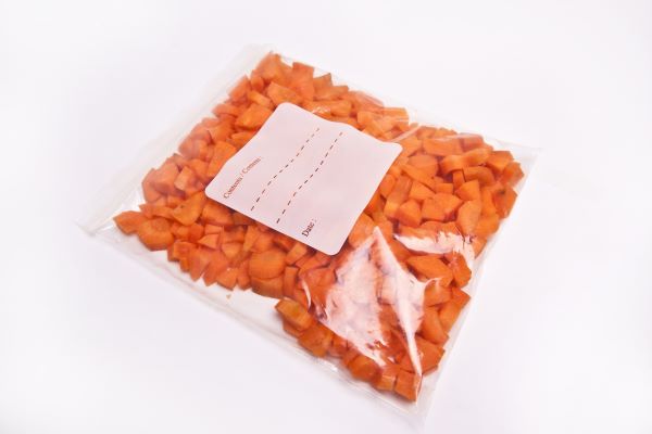storing diced carrots in plastic bag with label